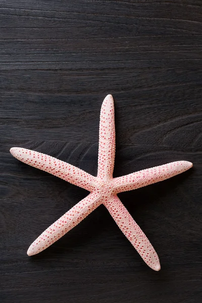 Eski ahşap tahta üzerinde kırmızı deniz yıldızı Close-Up — Stok fotoğraf