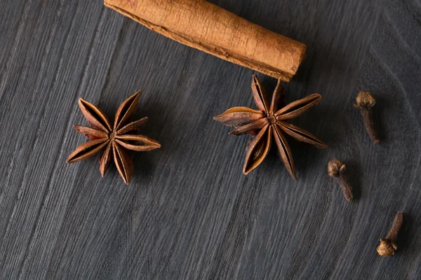 Cinnamon and anise on the wooden background — Stock Photo, Image