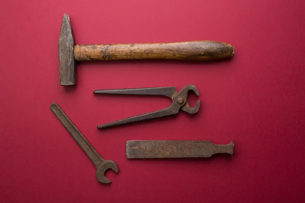 Alte Werkzeuge auf rotem Hintergrund — Stockfoto