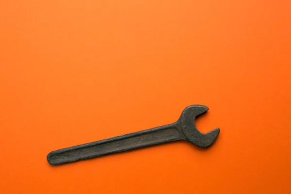 Vieja herramienta sobre el fondo naranja — Foto de Stock