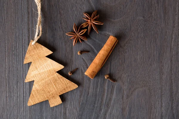 Weihnachtsbaum aus Holz auf hölzernem Hintergrund und Anis — Stockfoto