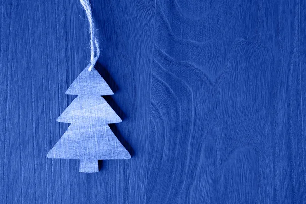 Holz-Weihnachtsbaum auf Holz-Hintergrund — Stockfoto