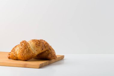 Beyaz zemin üzerine lezzetli kruvasan ile plaka