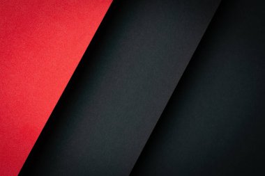 Biri kırmızı, biri siyah olmak üzere iki sayfa renkli kağıt düz bir yüzeye uzanıyordu. Birbirlerini düzgünce ve kısmen kaplıyorlar. Bu sahne düz renkleri gösterir.