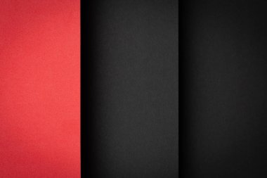 Kırmızı, siyah ve başka bir gölge düz bir yüzeyi kaplıyor. Renkler düzgün bir şekilde yan yana yerleştirilmiş üç bölüme ayrılır. Arka plan sade ve rahatsız edici değil..