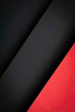 Siyah ve kırmızı kağıtlar çapraz dizilir, açık çizgiler ve zıtlıklar yaratır. Kağıt dokuları pürüzsüz, kompozisyona ilginç bir görünüm katıyor..