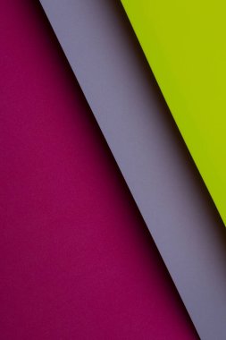 Kağıt katmanlarının renkleri düz bir yüzeye yerleştirilir. Düzenleme parlak renklerin karışımını gösteriyor. Bu ayar düz renklerle tasarımın basitliğini vurgular.