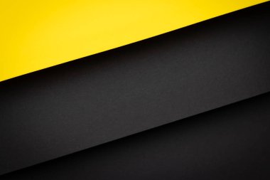 Sarı ve siyah kağıt yatay katmanlar halinde serilmiştir. Renkler, basit ama cesur bir tasarım oluşturarak birbiriyle keskin bir tezat oluşturuyor. Bu kurulum sanatsal projeler için idealdir.