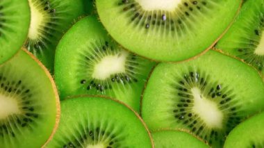 Zoom çerçeve dilimlenmiş kivi meyvesi üst görünüm, dönüş. Taze ve sağlıklı gıda konsepti