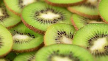 Zoom çerçeve dilimlenmiş kivi meyvesi üst görünüm, dönüş. Taze ve sağlıklı gıda konsepti