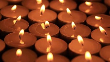 Dönen standın üzerinde yanan kırmızı mumların sığ alan derinliği