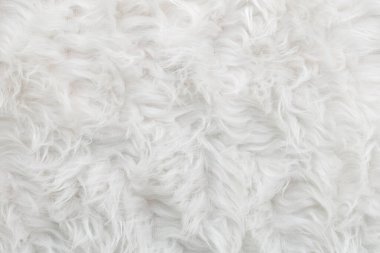 Yumuşak beyaz doku, battaniye veya yastık olarak kullanılabilecek bulanık bir yüzey göstererek görüntüyü doldurur. Bu tür kumaşlar her odaya ya da kıyafete rahatlık getirebilir..