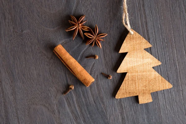 Weihnachtsbaum aus Holz auf hölzernem Hintergrund und Anis — Stockfoto