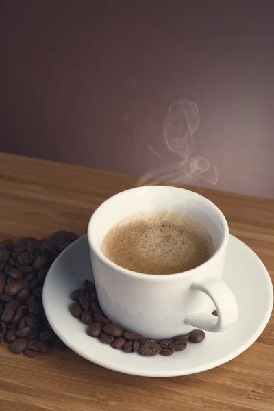 Ένα φλιτζάνι καφέ σε ξύλινο φόντο — Φωτογραφία Αρχείου