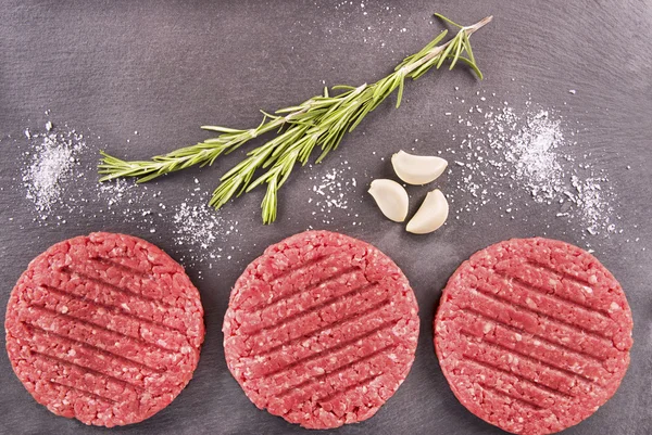 Burger-Patties auf Schiefer — Stockfoto