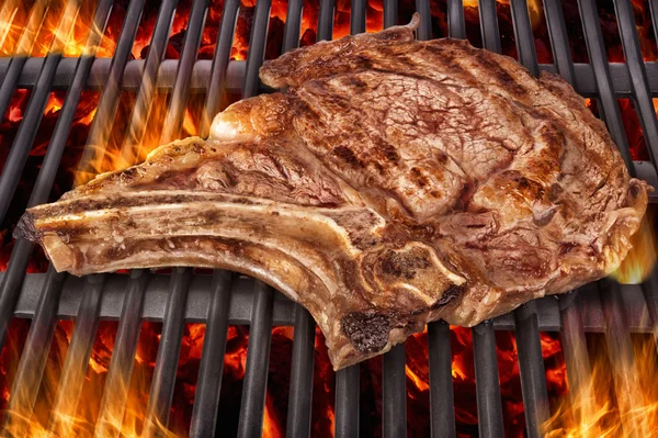 Koken t bone steak op de barbecue — Stockfoto