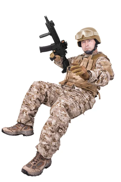 Soldaat in uniform, klaar om te vechten. — Stockfoto