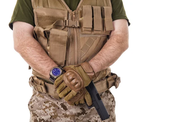 Żołnierz człowieka posiadającego broń. — Zdjęcie stockowe