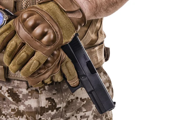 Soldado segurando sua arma — Fotografia de Stock