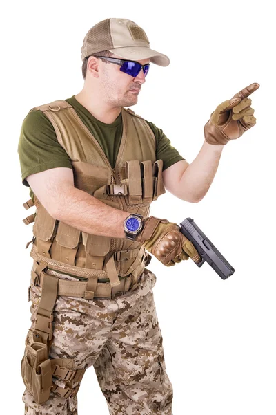 Soldat mannen håller bössan. — Stockfoto