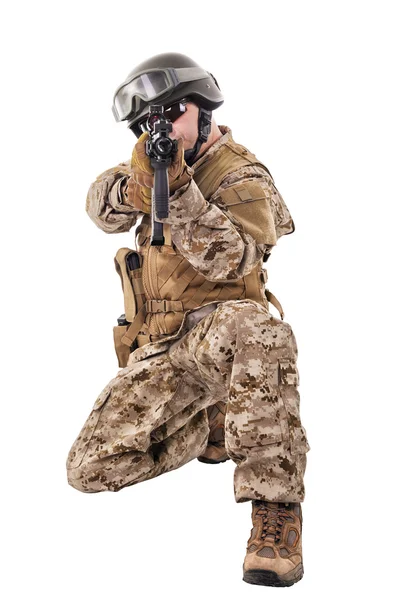 Soldado de uniforme, pronto para lutar — Fotografia de Stock