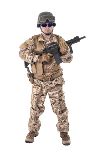 Soldado en uniforme, listo para luchar — Foto de Stock