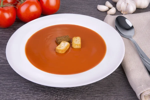 Sopa de tomate fresco em uma tigela branca — Fotografia de Stock