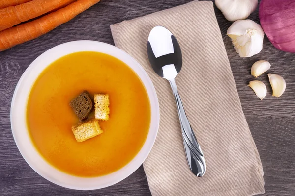 Sopa de cenoura fresca em uma tigela branca — Fotografia de Stock