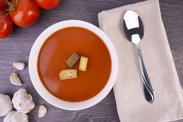 Sopa de tomate fresco em uma tigela branca — Fotografia de Stock