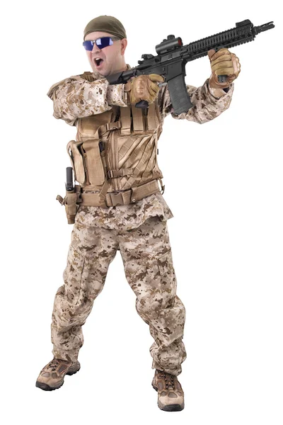 Soldat en uniforme, prêt à combattre — Photo