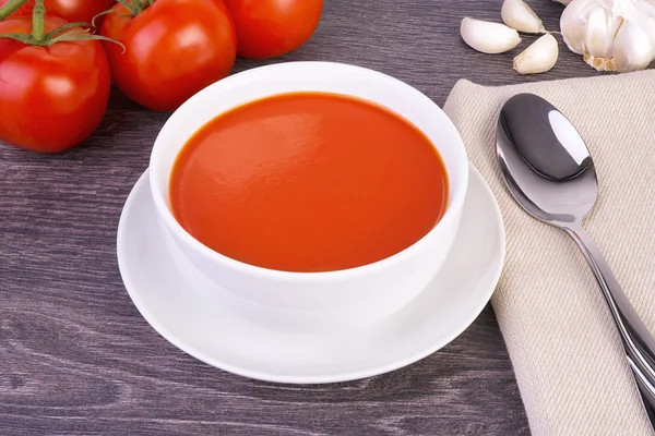 Sopa de tomate fresco em uma tigela branca — Fotografia de Stock