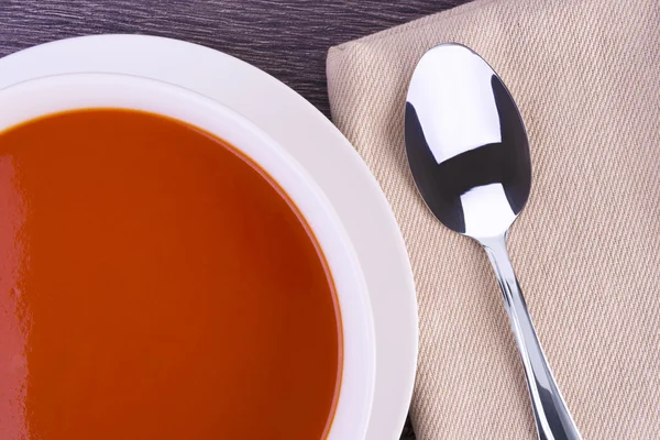Sopa de tomate fresco em uma tigela branca — Fotografia de Stock