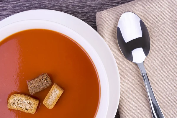 Sopa de tomate fresco em uma tigela branca — Fotografia de Stock