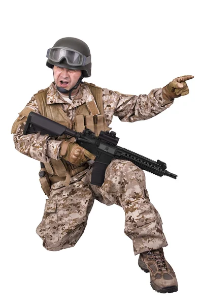 Soldat i uniform, redo att kämpa — Stockfoto