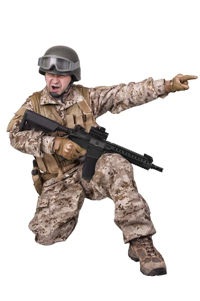 Солдат в форме, готовый к бою — стоковое фото
