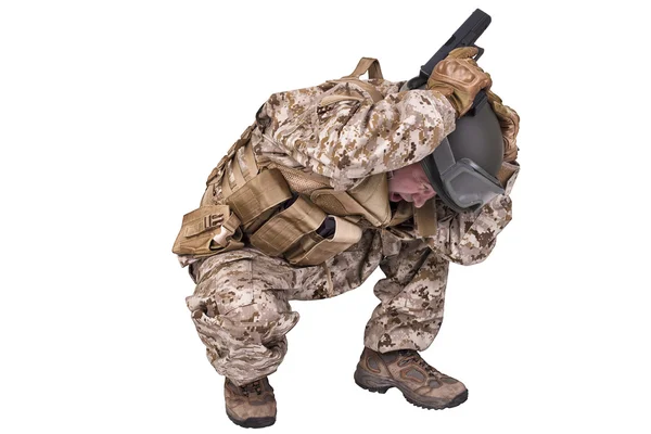 Soldado do exército agachado — Fotografia de Stock
