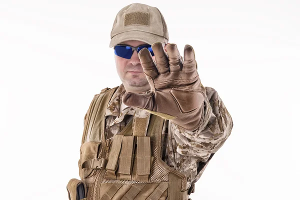 Военный показывает стоп-жест — стоковое фото