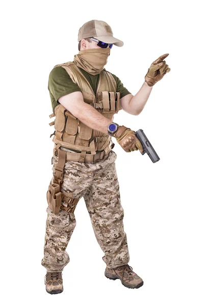 Солдат держит пистолет. . — стоковое фото