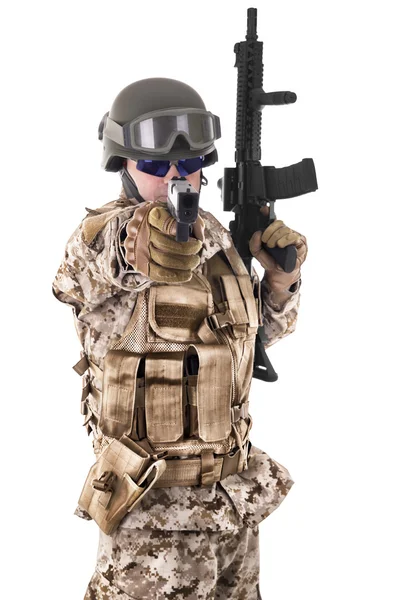 Żołnierz w mundurze, gotowy do walki — Zdjęcie stockowe