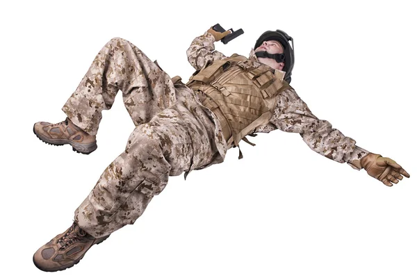 Лежащий мертвый солдат — стоковое фото