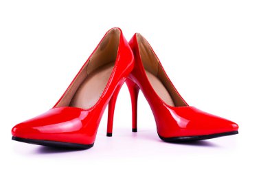Beyaz arka planda parlak kırmızı topuklu topukluların yakın çekimi. Şık kadınların moda ayakkabıları göz alıcı kıyafetler, gece kıyafeti, lüks aksesuarlar ve modern moda reklamları için mükemmel..