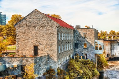 Bulutlu gökyüzü üzerinde eski bina