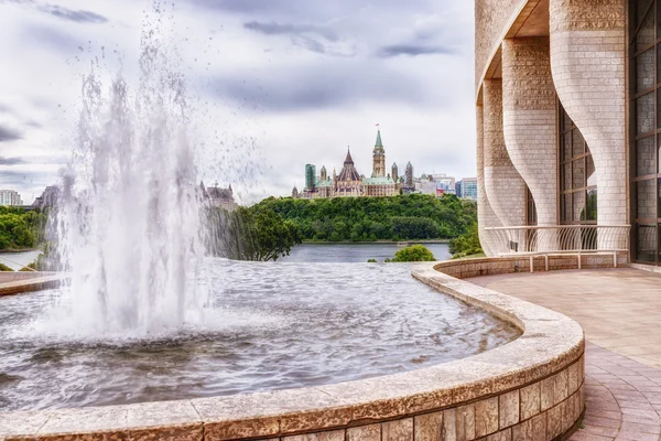 Fountain, parliament of Ottawa in background — Stock Photo, Image