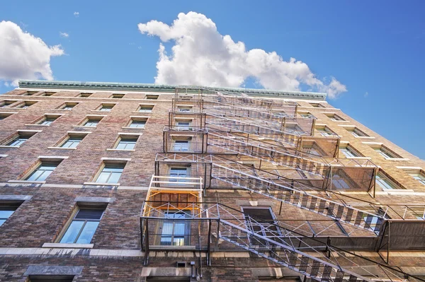 Altbau über blauem Himmel — Stockfoto