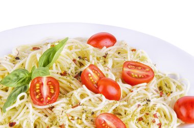 domatesli makarna ve fesleğen