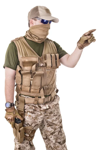 Soldat mannen håller bössan. — Stockfoto