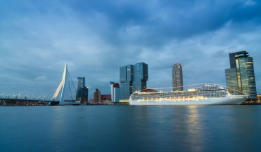 Erasmus Bridge Rotterdam gökdelen ile alacakaranlık