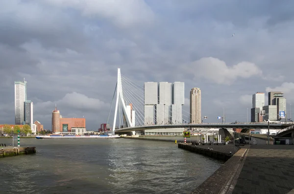 Erasmusbrücke mit Wolkenkratzer in Rotterdam — Stockfoto