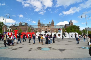 Amsterdam, Hollanda - 6 Mayıs 2015: Turist ünlü işareti 
