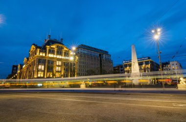 Amsterdam, Hollanda - 7 Mayıs 2015: İnsanlar Dam Anıtı ziyaret edin